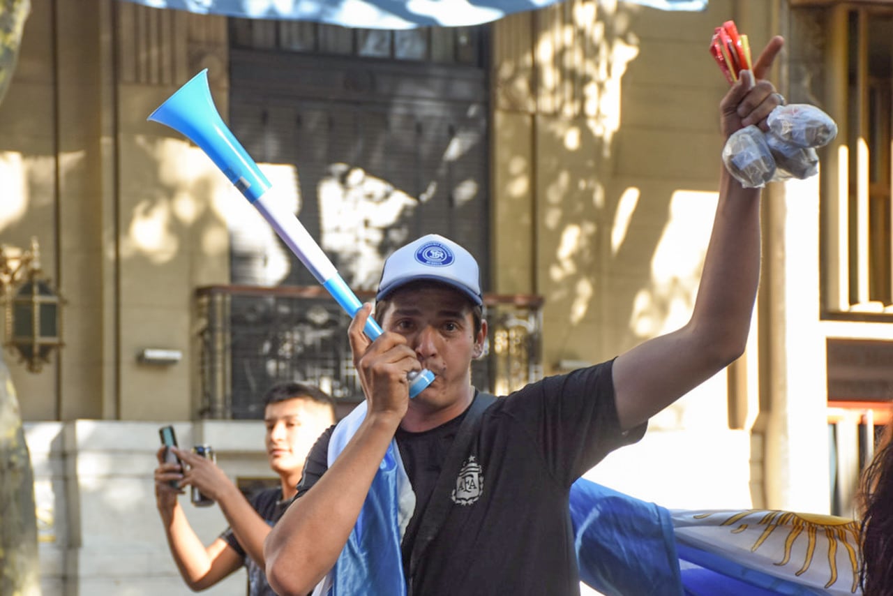 Argentina ya esta en cuarto de final y Mendoza lo festejo así. 
Foto: Mariana Villa / Los Andes