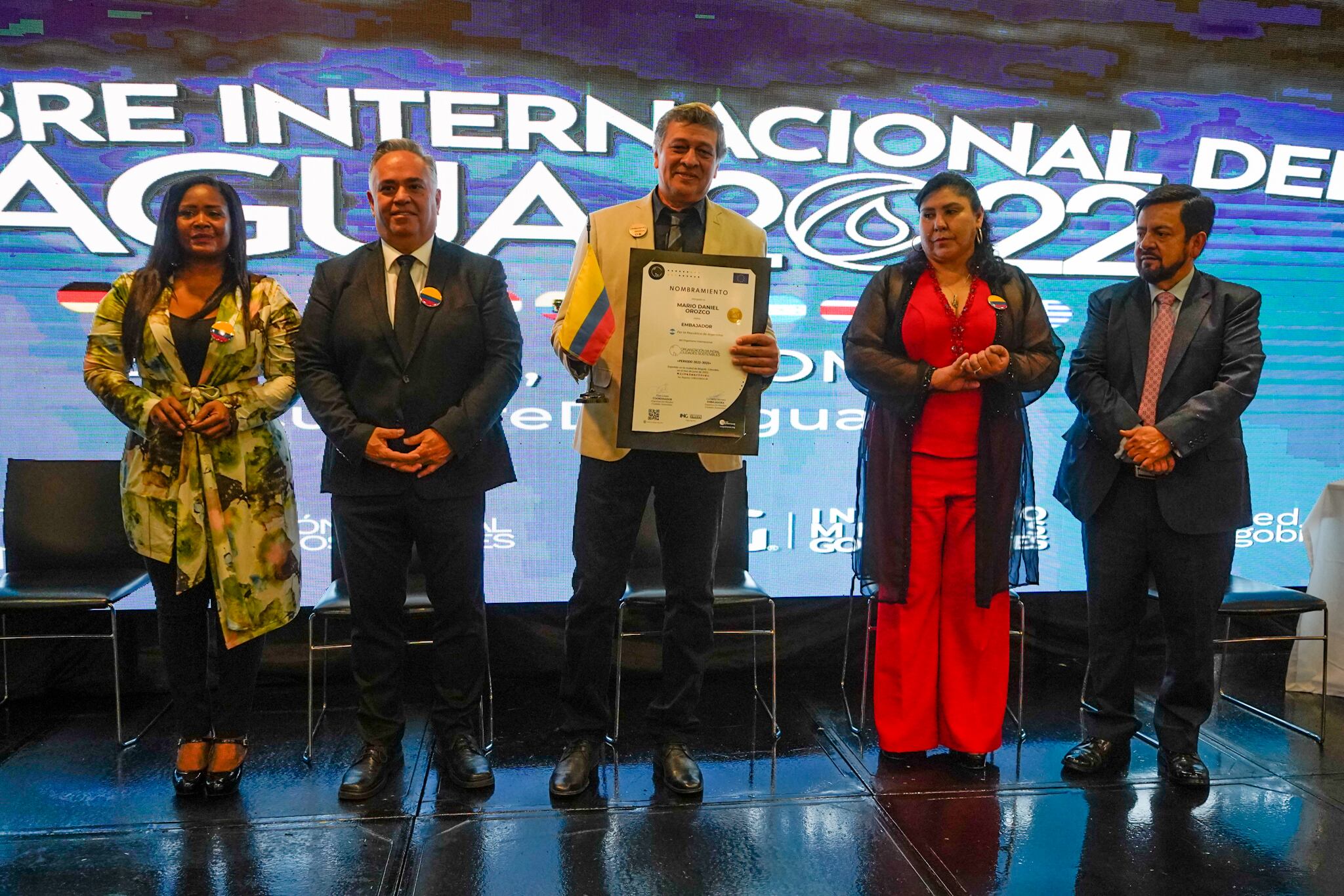 El intendente Daniel Orozco recibió su mención en Bogotá, Colombia.