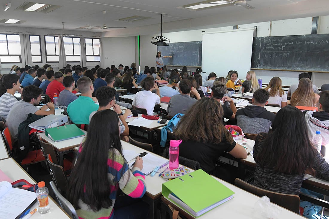 La carrera de Ciencias Economicas, de la Facultad de Economia de la Universidad Nacional de Cuyo ( UNCuyo ), es una de las mas elegidas por los estudiantes.
En la foto, la catedra Matematicas I 
Foto: Orlando Pelichotti / Los Andes