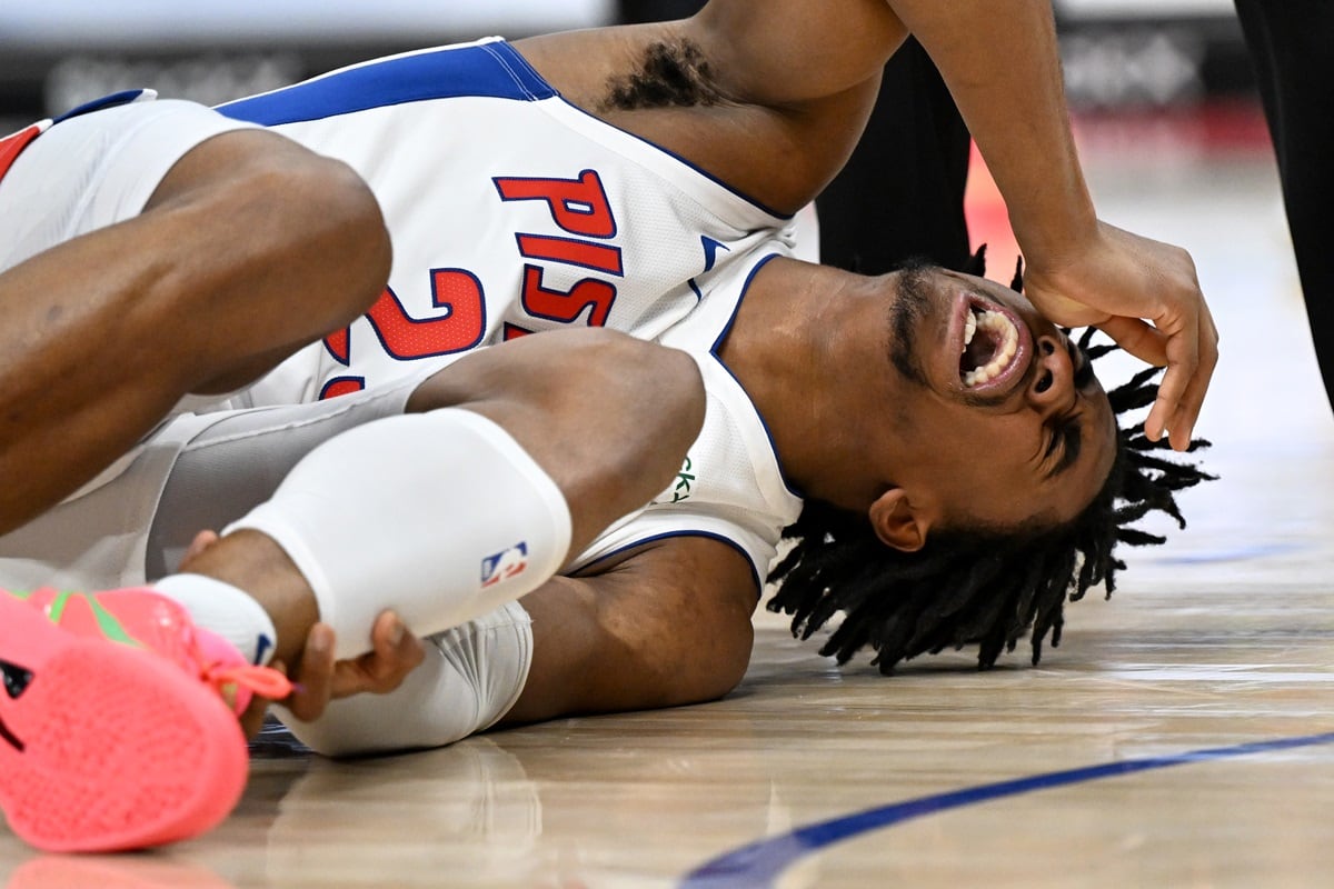 Jaden Ivey de los Detroit Pistons abandona la cancha en camilla después de sufrir una lesión en el último cuarto mientras jugaba contra los Orlando Magic.