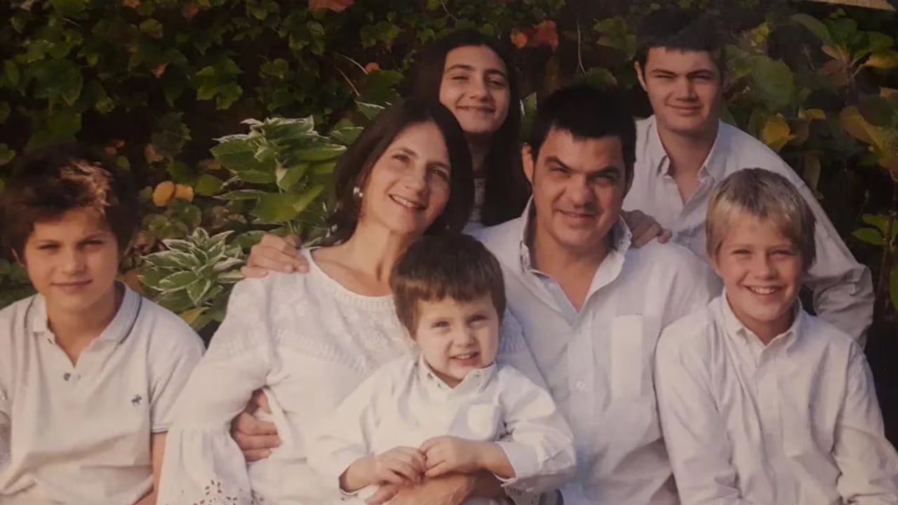 Elena y Pablo junto a sus hijos: Marcos, Alfonso, Catalina, Mateo y Santiago. Foto: elena.morenovivot / Facebook.