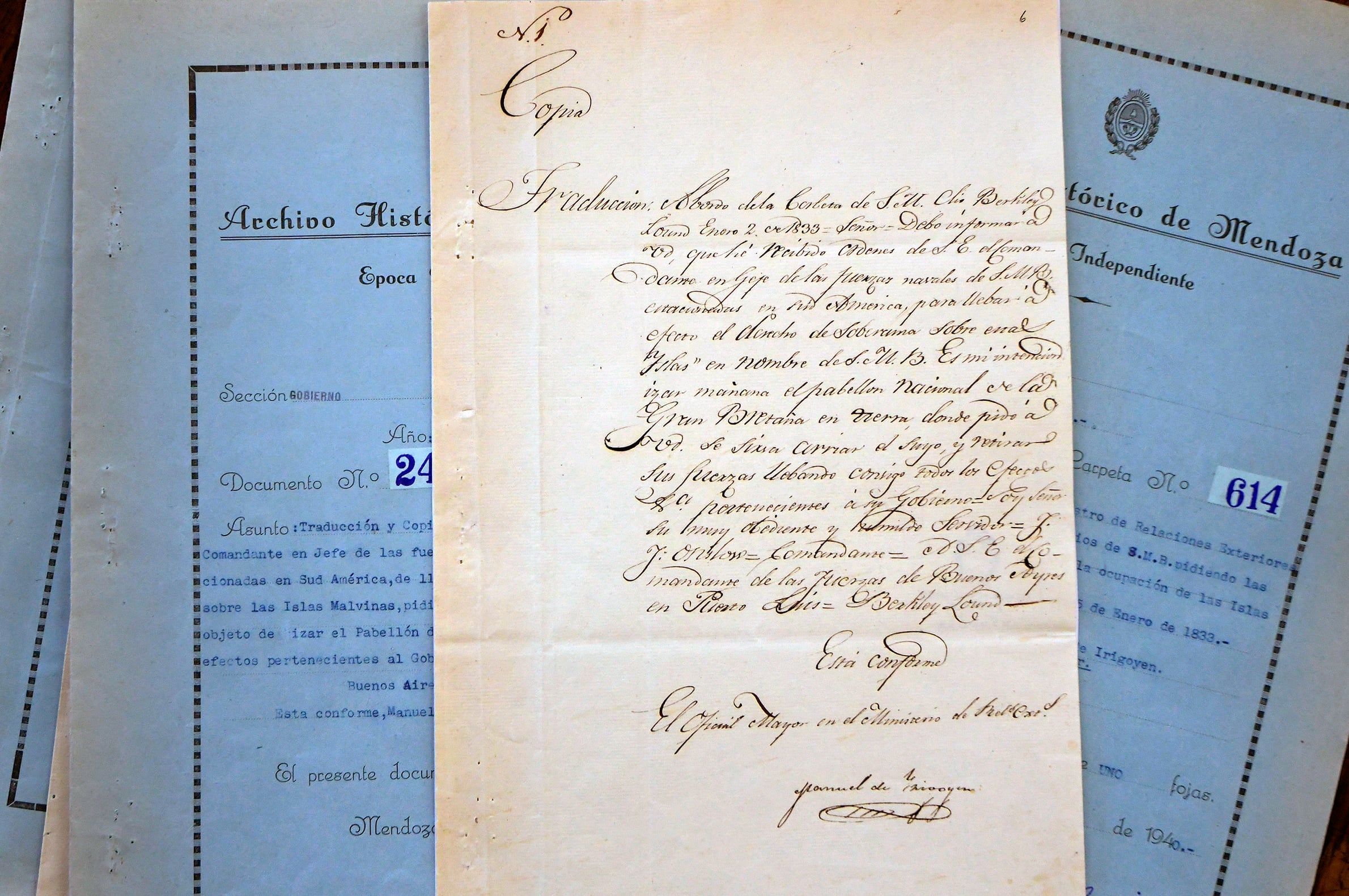 40 aniversario de la Guerra de Malvinas. La herida que no cierra.
Documento 24 de la carpeta 614 del Archivo General de Mendoza.
Traducción oficial de la Intimación ordenada por el Comandante en Jefe de las Fuerzas navales de S.M. Británica estacionadas en Sud América, de llevar a efecto el Derecho de Soberanía sobre las Islas Malvinas, pidiendo arriar el Pabellón Nacional o objeto de izar el pabellón de la Gran Bretaña, retirando todos los efectos pertenecientes al Gobierno Nacional J. Onslow. Buenos Aires, 2 de Enero de 1833. Foto: Orlando Pelichotti


Foto: Orlando Pelichotti / Los Andes