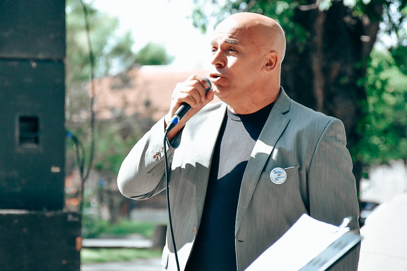 Fabio Santana es excombatiente de Malvinas y cantó el Himno Nacional en el partido de Argentina frente a Colombia.