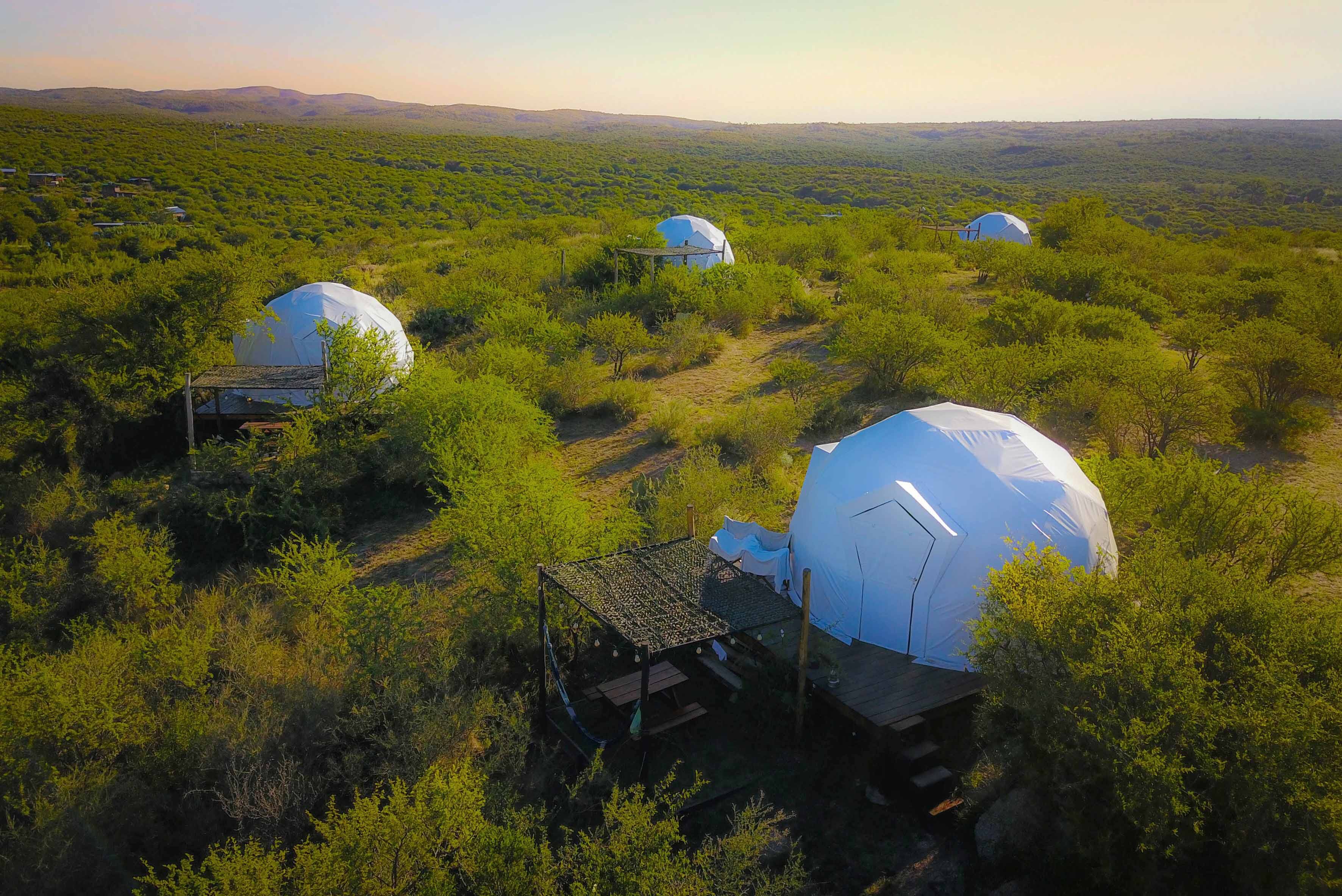 Los domos pueden ser instalados y desmontados fácilmente, generando bajo impacto ambiental; la red de triángulos que componen su forma esférica, les proporciona una gran resistencia estructural, necesitándose menos materiales para construirlos. 