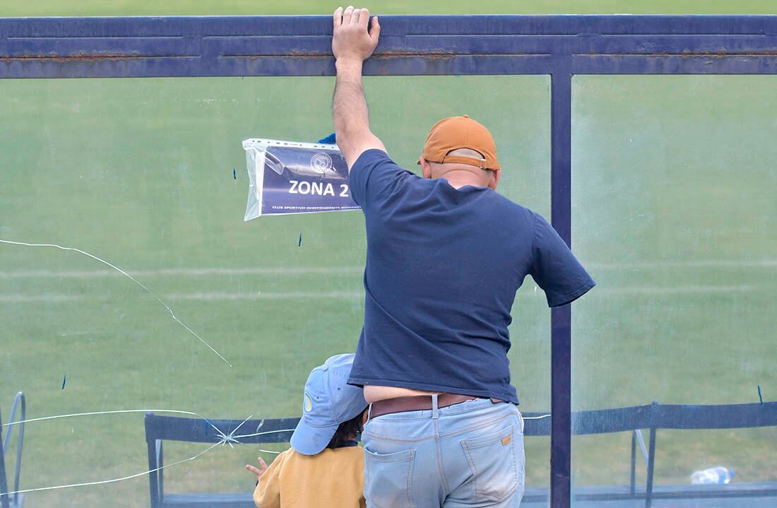 Un simpatizante, observa el partido de futbol entre Independiente Rivadavia vs. Tristán Suárez, en el estadio Bautista Gargantini, en el Parque General San Martín. Foto: Orlando Pelichotti / Los Andes