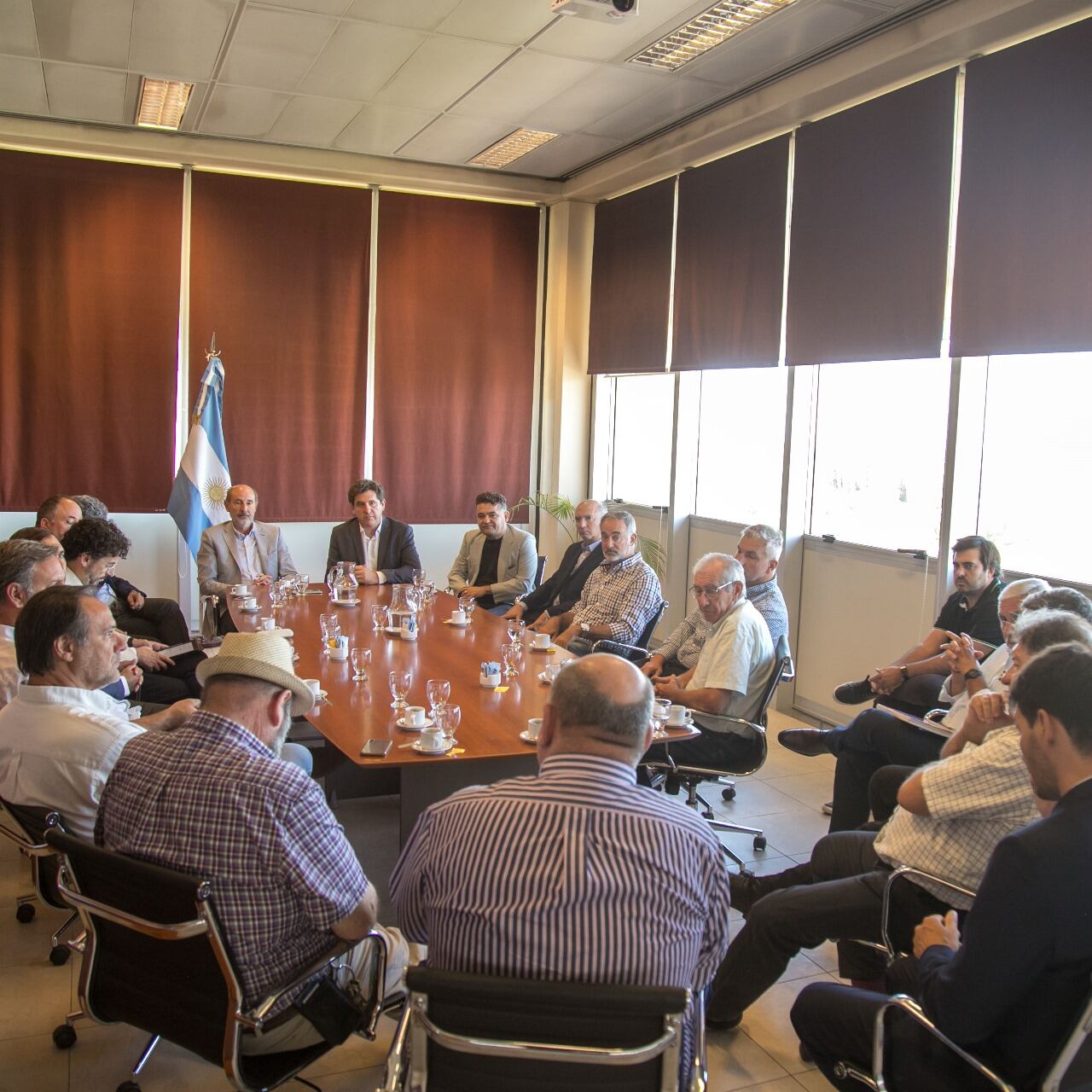 Los ministros de Producción de Mendoza y San Juan, Rodolfo Vargas Arizu y Gustavo Fernández, mantuvieron una reunión en la vecina provincia y organizaron una mesa de trabajo con representantes de diversos sectores productivos. Foto: Gentileza Gobierno de Mendoza