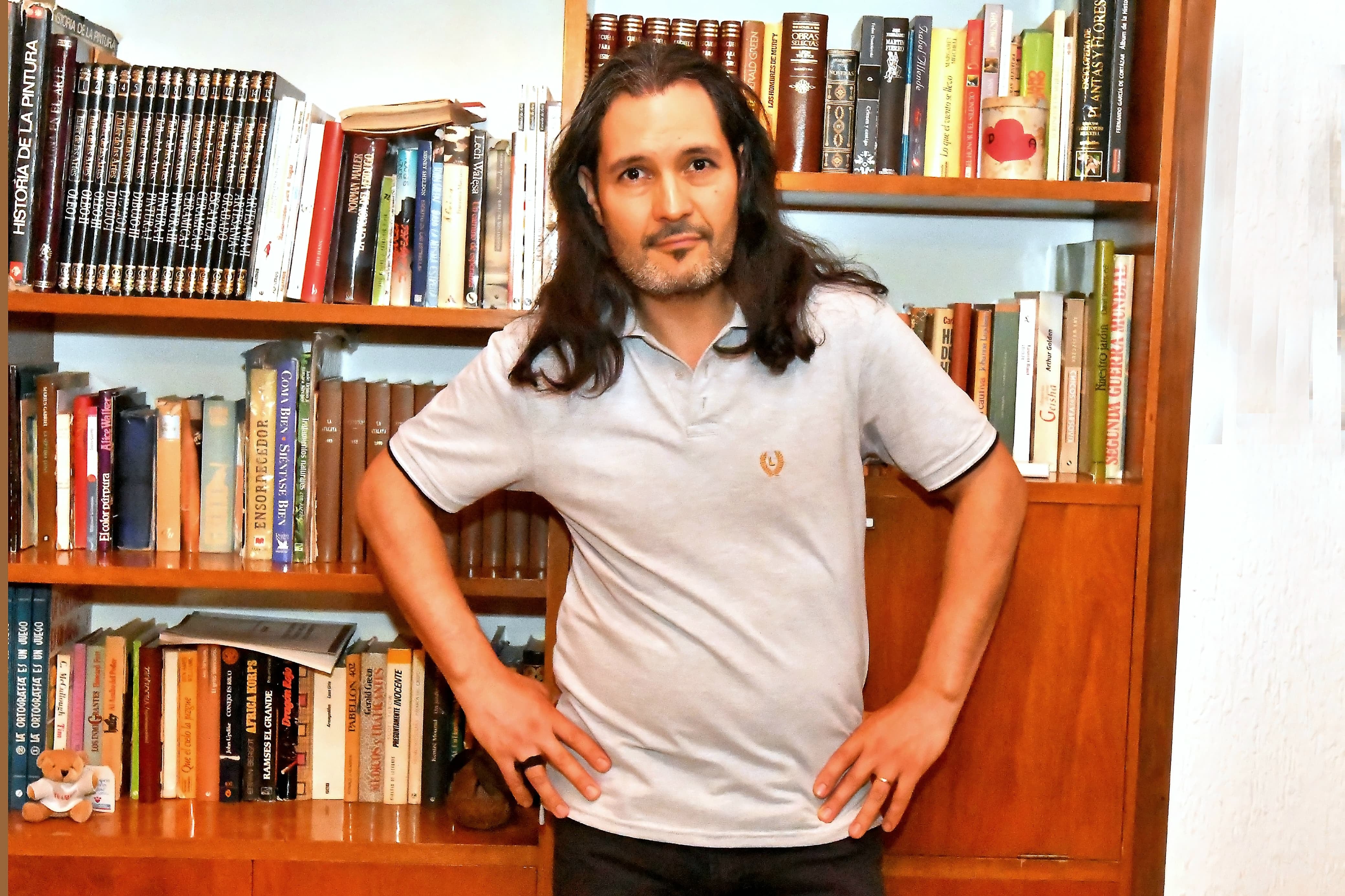 Adrián Narváez (42), escritor mendocino, ganador del Premio Vendimia 2024 en Literatura Juvenil. Foto: Los Andes / Daniel Caballero