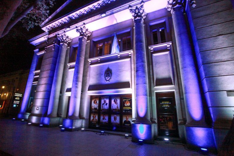 Edificios iluminados en la ciudad