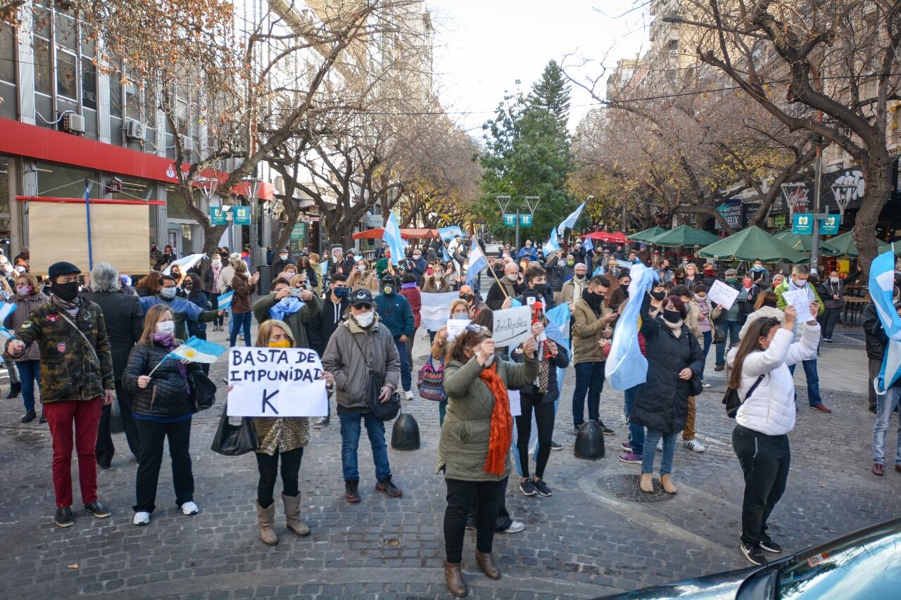 Cientos de mendocinos se congregaron en Peatonal y San Martín para reclamar por diversas consignas. / Nicolás Rios 