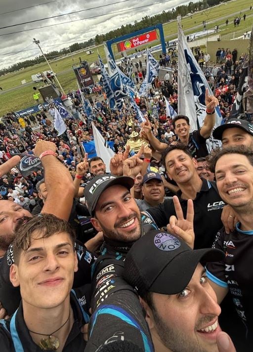 Julián Santero junto a toda su gente. “Estuve arriba del equipo y eso dio resultado”, confesó el nuevo campeón.