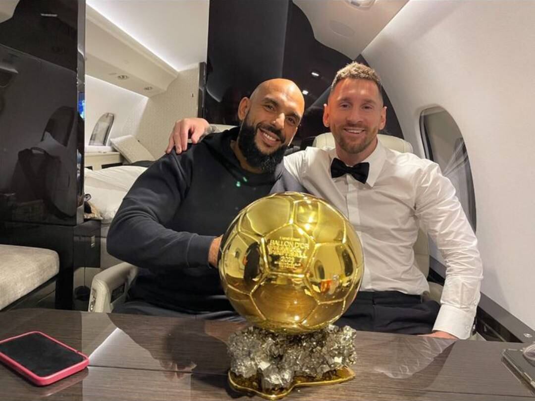 Yassine Cheuko se sacó una foto con Lionel Messi y el Balón de Oro 2023.