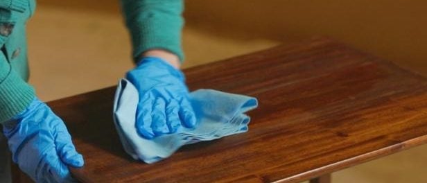 Cómo recuperar el color de los muebles de madera gastados.