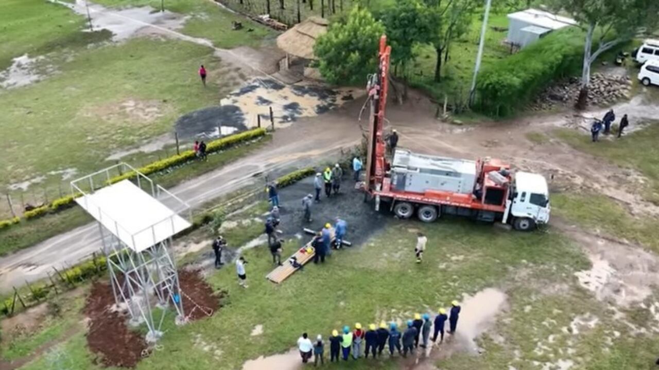 Una de las perforaciones que realizó MrBeast en Kenia. Foto: Captura video / MrBeast