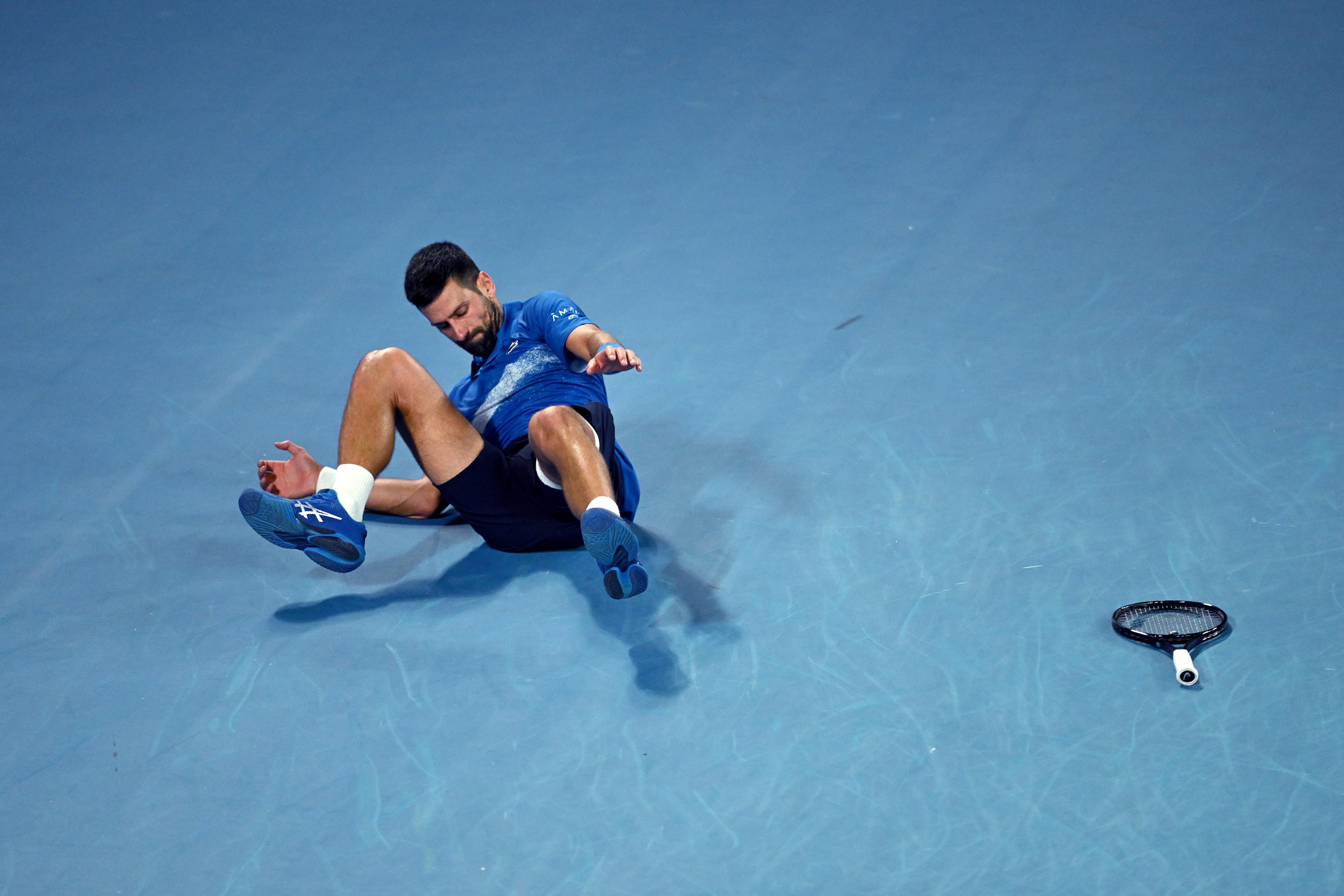 Melbourne (Australia), 22/01/2025.- Novak Djokovic of Serbia reacts during his Men's Singles quarterfinal match against Carlos Alcaraz of Spain at the Australian Open tennis tournament in Melbourne, Australia, 22 January 2025. (Tenis, España) EFE/EPA/LUKAS COCH AUSTRALIA AND NEW ZEALAND OUT
