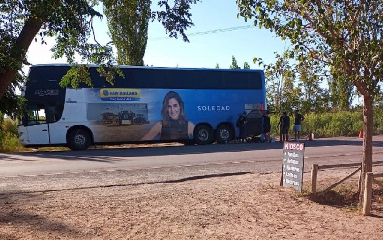 El micro de Soledad y todo su equipo sufrió un accidente en la ruta de Mendoza (Facebook)