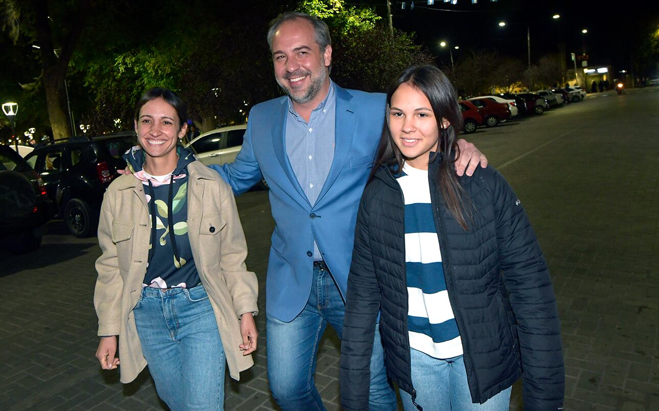 El intendente Matías Stevanato llega al búnker junto a su familia para festejar el triunfo en las elecciones primarias. Foto: Orlando Pelichotti