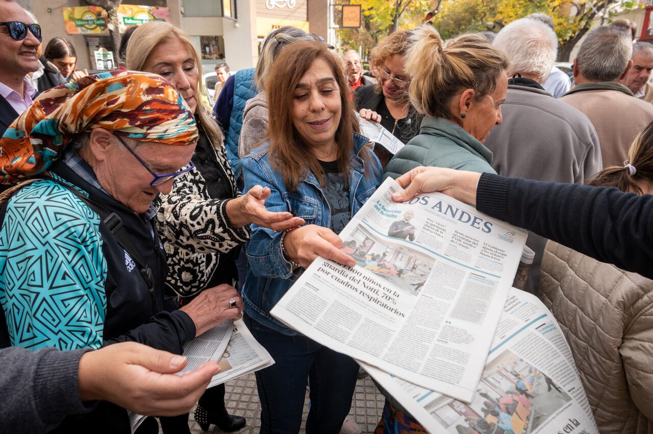 La Ciudad de Mendoza ya tiene una “esquina del canillita”. Es en Paso de los Andes y Pueyrredón, de la Quinta Sección, donde existe una placa conmemorativa en honor al canillita fallecido Juan Antonio Vidable.
 
Foto: Ignacio Blanco / Los Andes