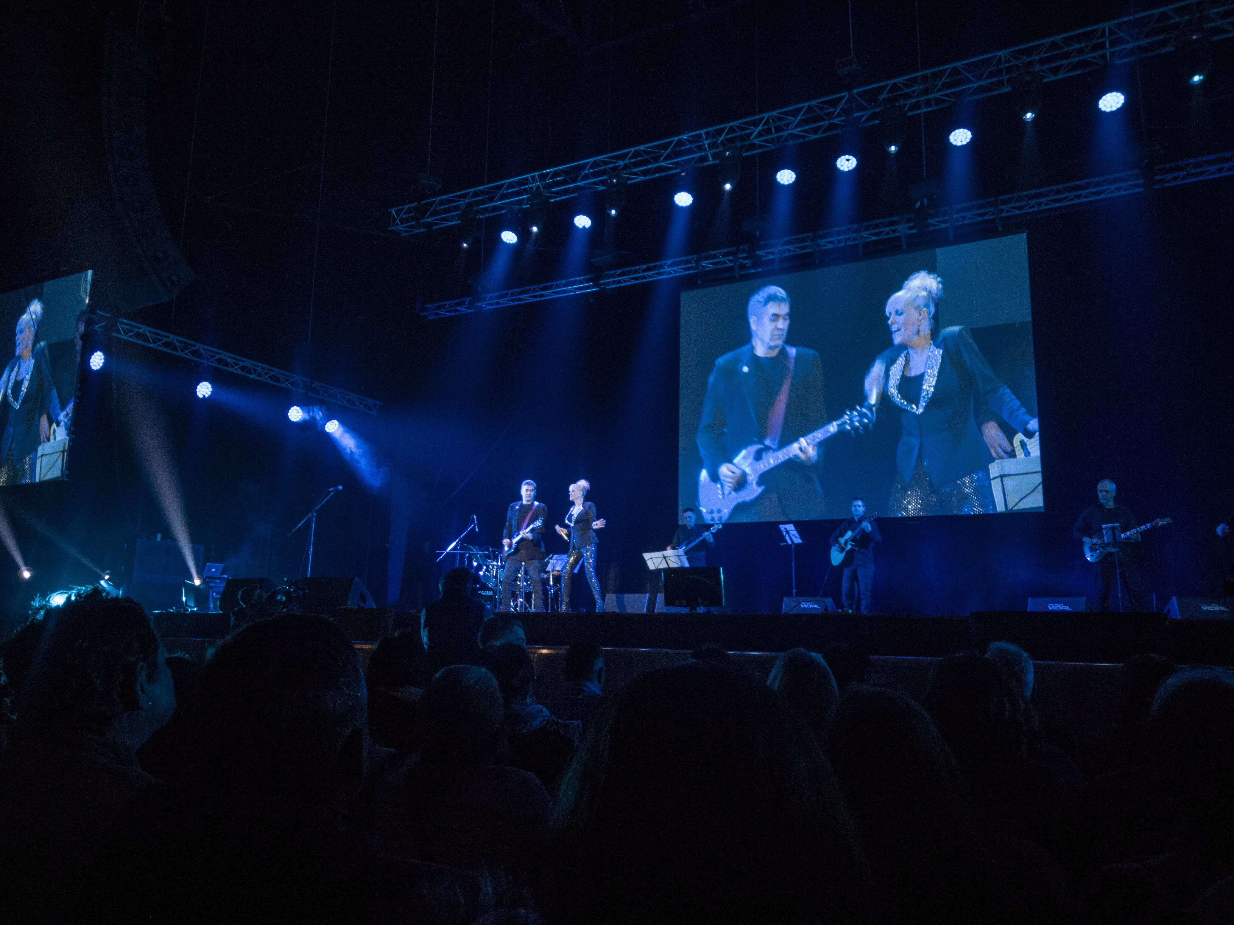 Valeria Lynch junto a Mariano Martinez en el escenario del Stadium Arena Maipú. / Foto: Los Andes