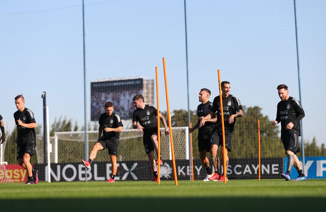 Con Messi a la cabeza, la selección trabajó con equipo completo este martes en Ezeiza. (@Argentina)