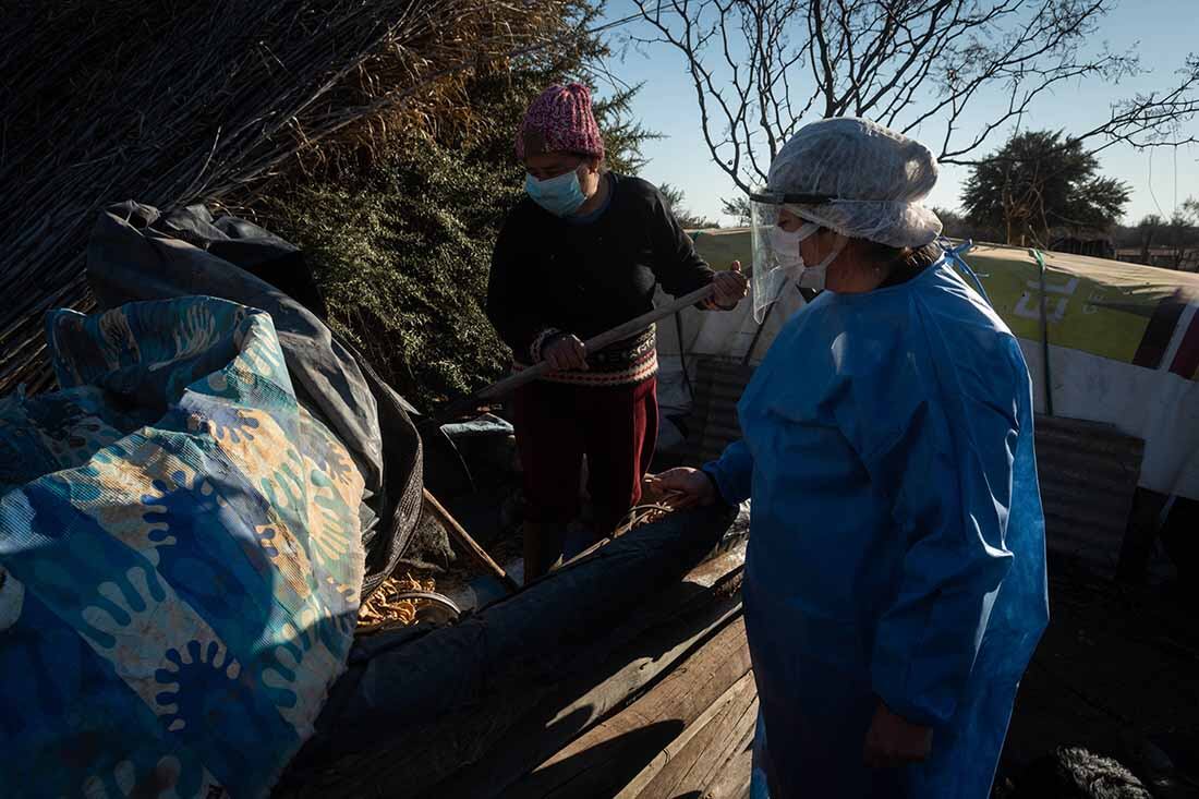 Personal sanitario visita a Carla Molina, luego de ser vacunada contra el Covid-19 en la comunidad Huarpe del paraje de Asunción en el secano Lavallino