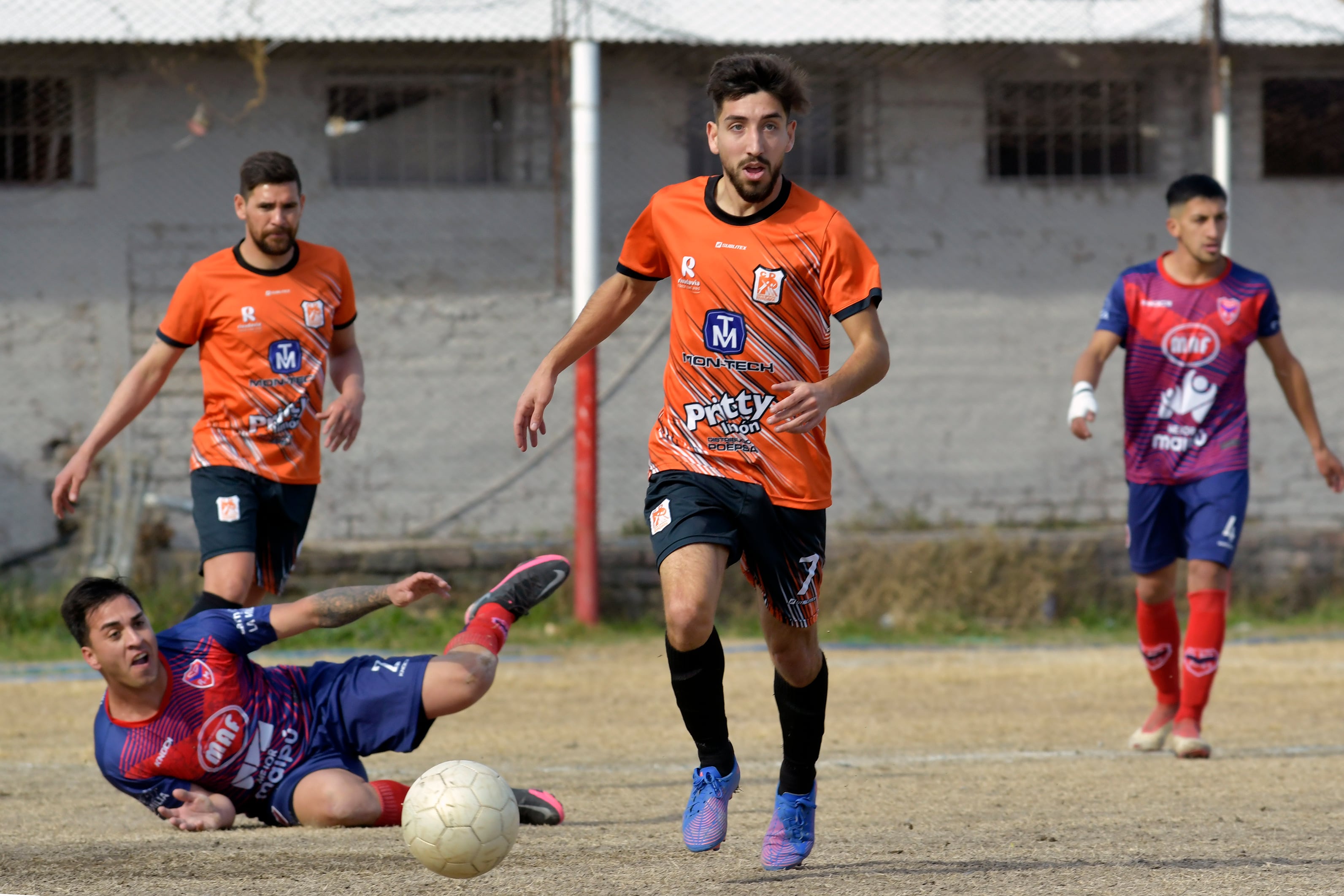 Ignacio Simionatto, goleador del Naranja, deja en el camino a Emanuel Castellanos, defensor de Rodeo del Medio. Foto: Orlando Pelichotti / Los Andes
