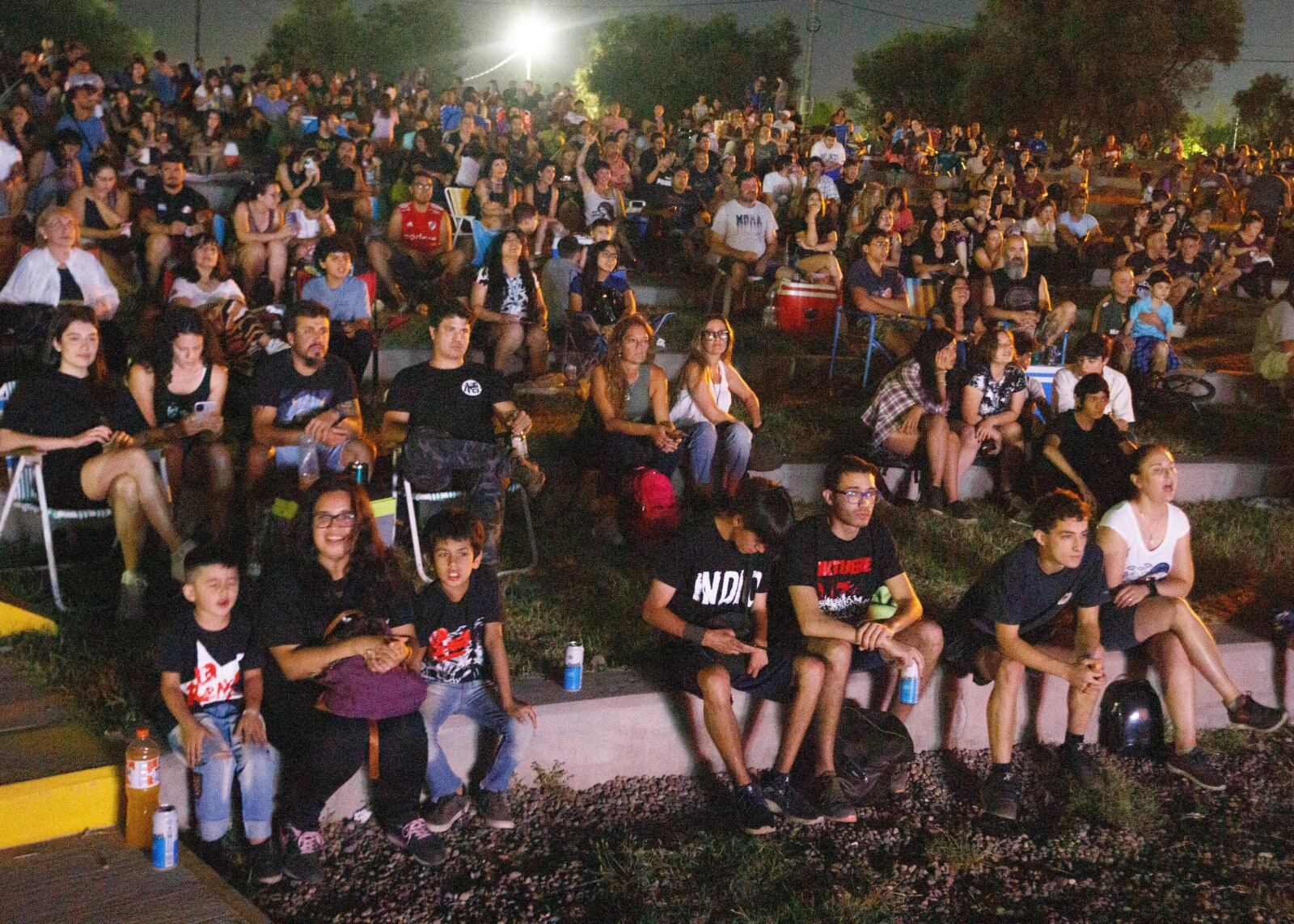 Miles de personas disfrutaron del inicio de "Noches en el Parque"