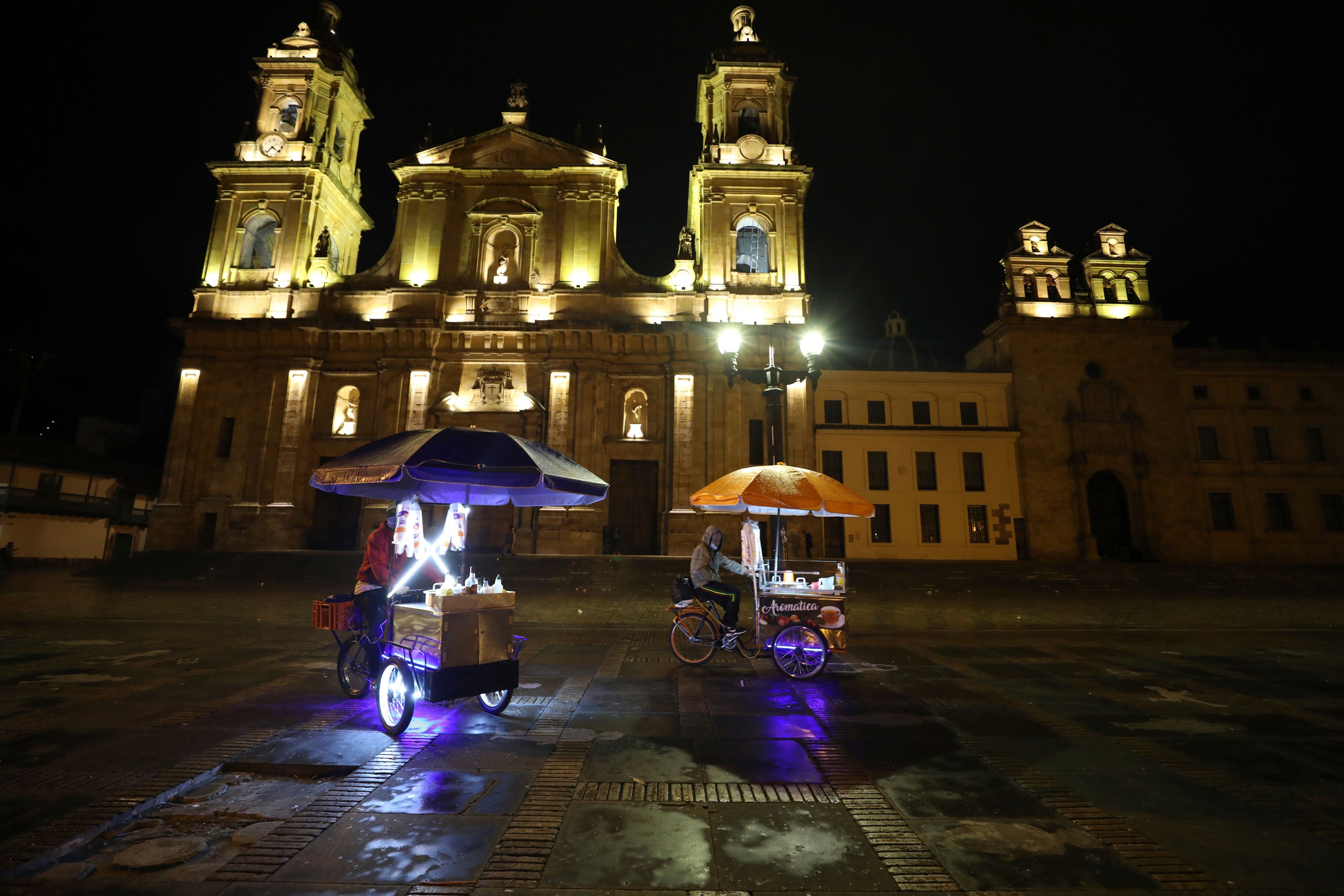 Vendedores ambulantes abandonan la Plaza Bolívar al inicio de un toque de queda de varios días para frenar la propagación del coronavirus, en Bogotá, Colombia