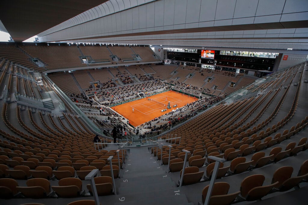 Filas de asientos vacíos en la cancha central Philippe Chatrier debido a las restricciones impuestas para prevenir el contagio de Covid-19.