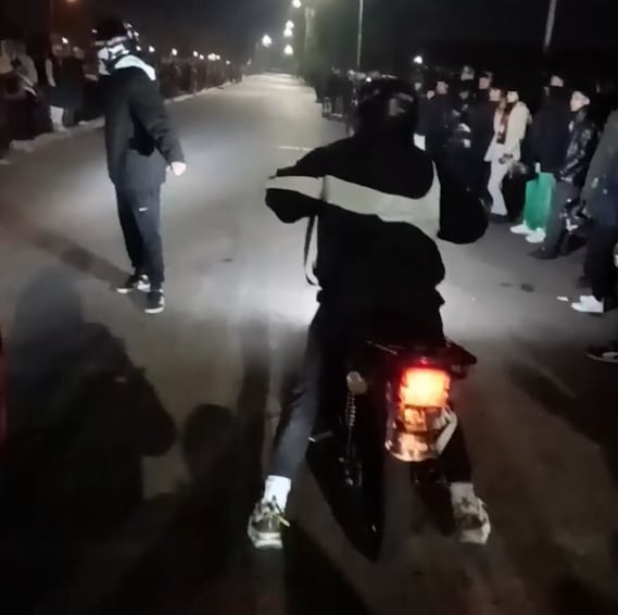 Fotos y video: preocupan las picadas y las “motos que vuelan” en un barrio de Maipú donde vecinos rompen los reductores. Foto: Captura Video