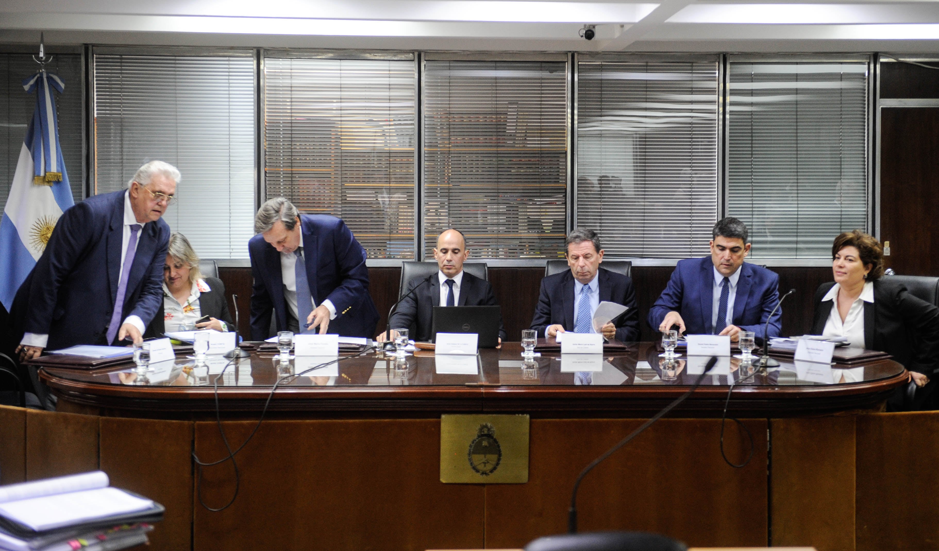 El tribunal conformado por por los jueces Javier de la Fuente y Javier Leal de Ibarra, los senadores Daniel Bensusán y José Torello, las diputadas Anahí Costa y Ana Romero, y el abogado Alfredo Barrau
Foto Federico Lopez Claro