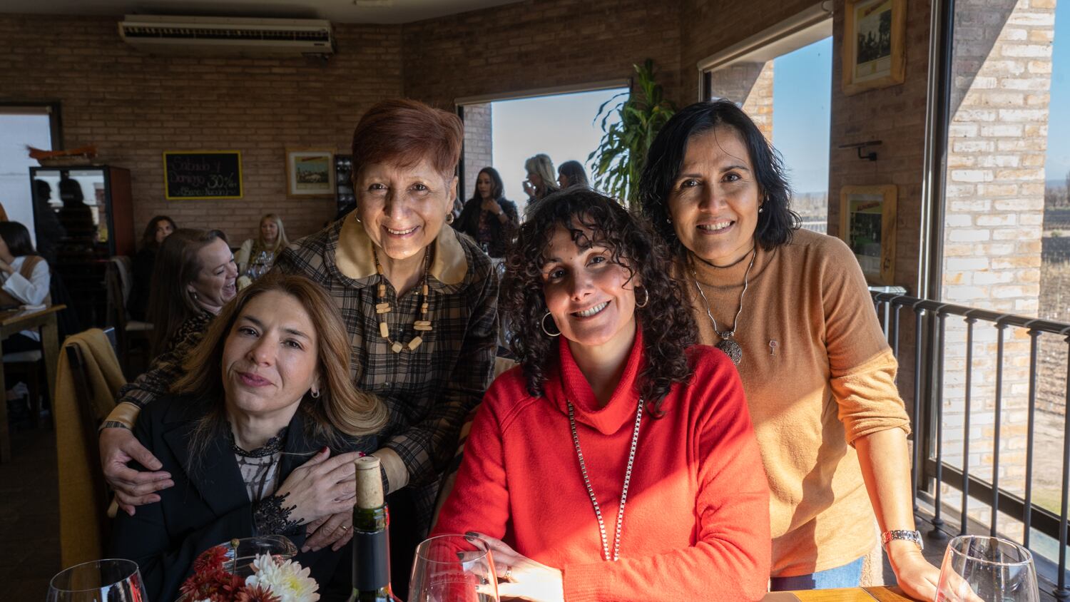 Paula Nesi y Valeria Basualdo. Paradas: Rosalía Olguín y Geysi García.