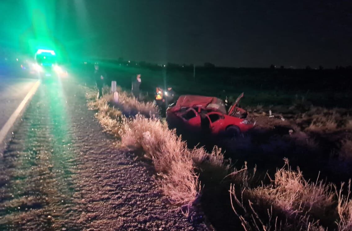 Familia brasileña resultó herida tras volcar su auto por esquivar vacas en Cacheuta. | Foto: Prensa Ministerio de Seguridad