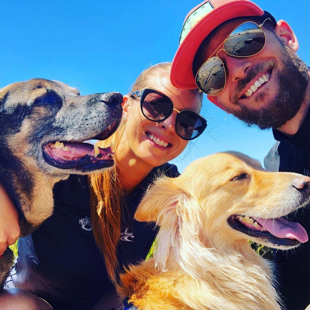 Celeste y Guido viajan con sus compañeros. Ya visitaron Mendoza. | Foto: Instagram @perros.viajeros.arg