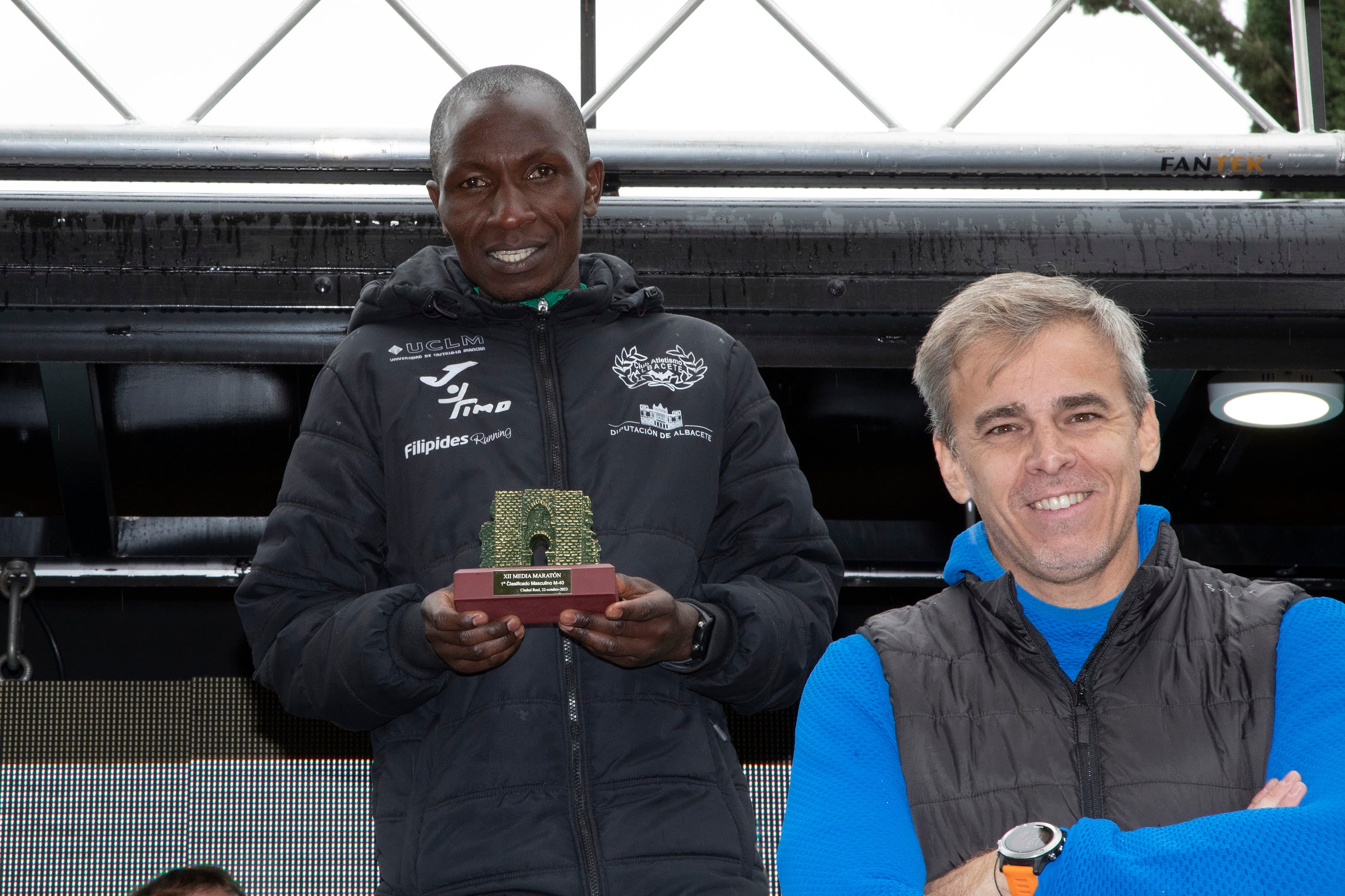 El competidor africano Peter Kariuki recibiendo su premio por fair play. Archivo