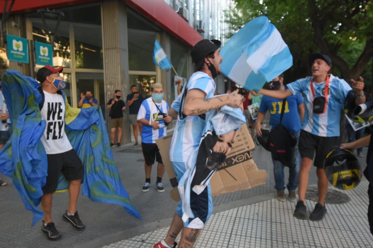 Los fanáticos de Diego Maradona salieron a las calles del centro a homenajear al Diez y se concentraron en Peatonal y San Martín.