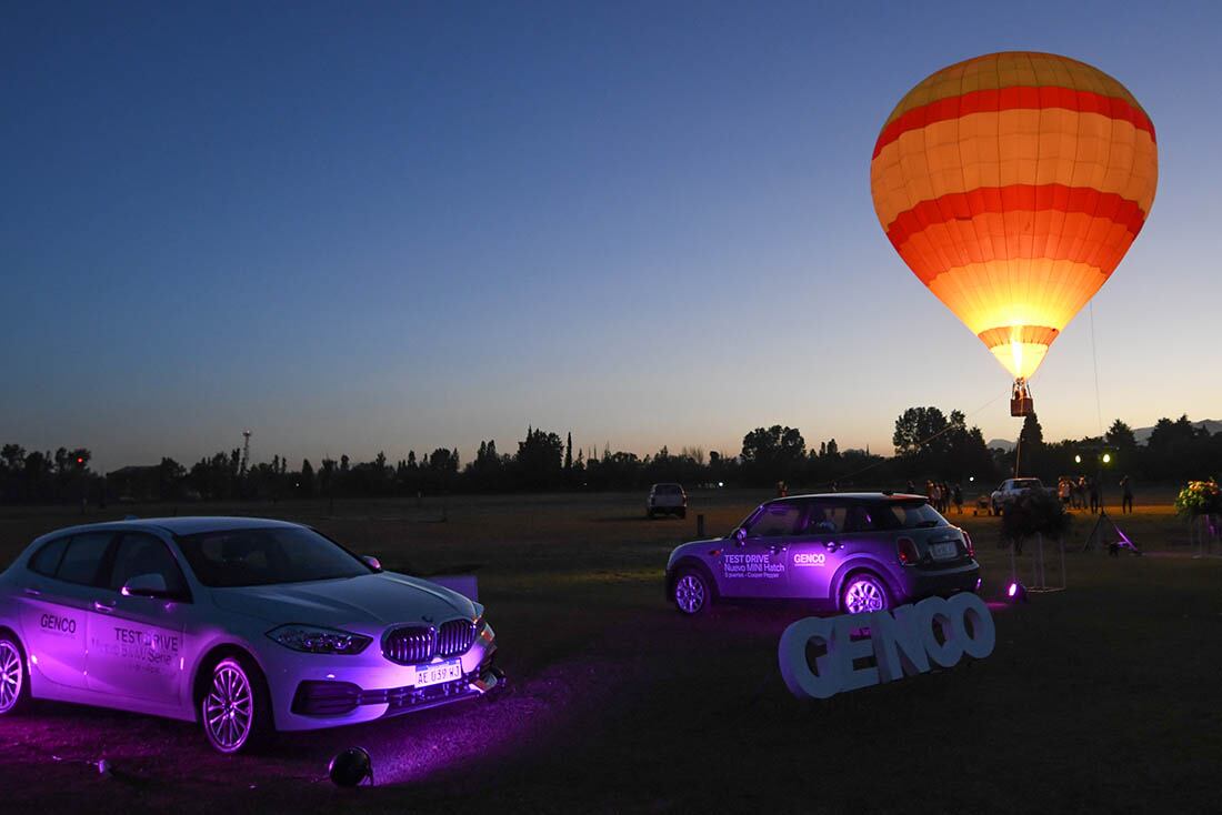 Un enorme globo aeròstatico fue la gran atracción de la noche.