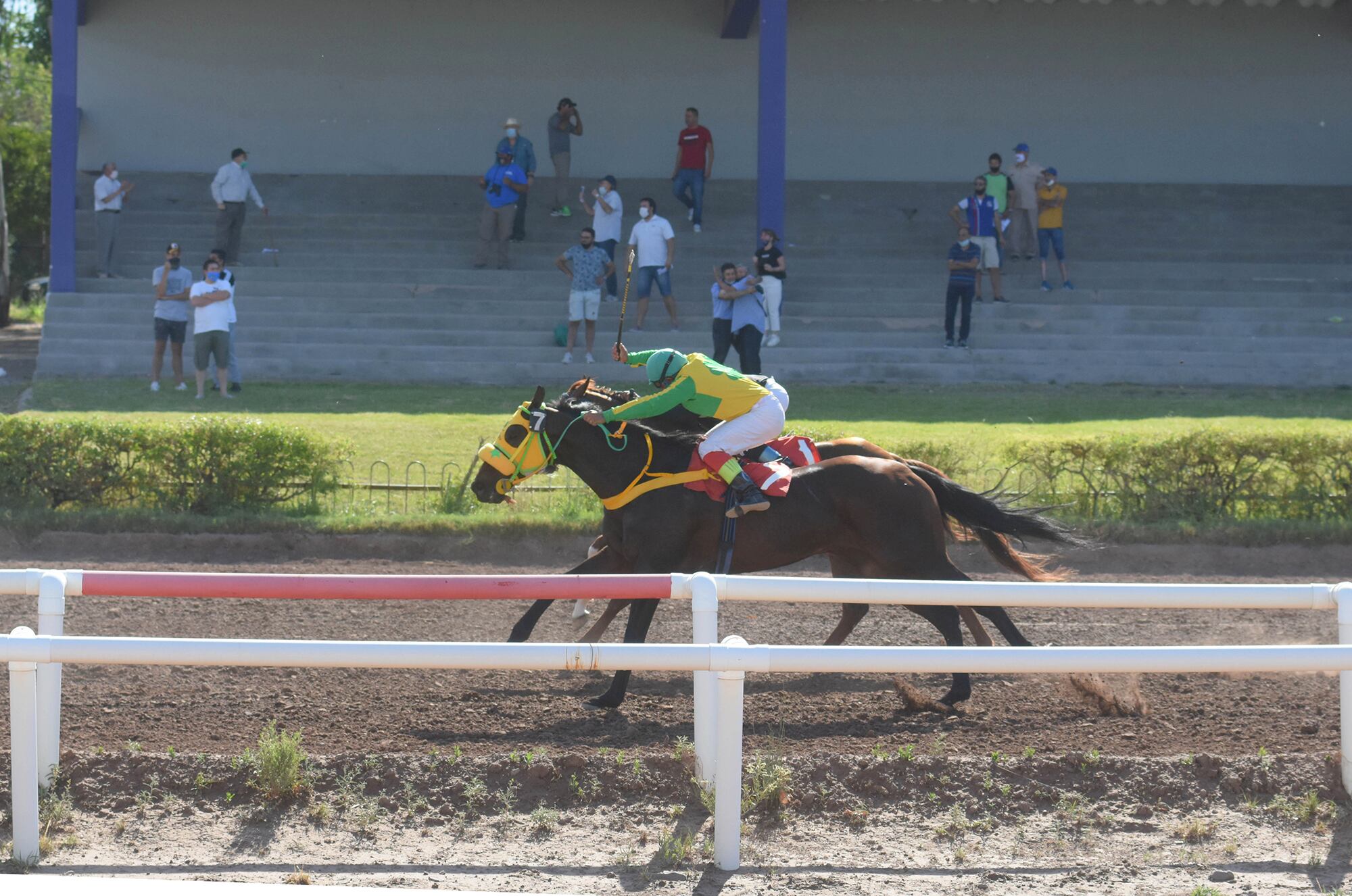 Una tribuna casi vacía es el marco de la vuelta de las competencias en el turf mendocino.