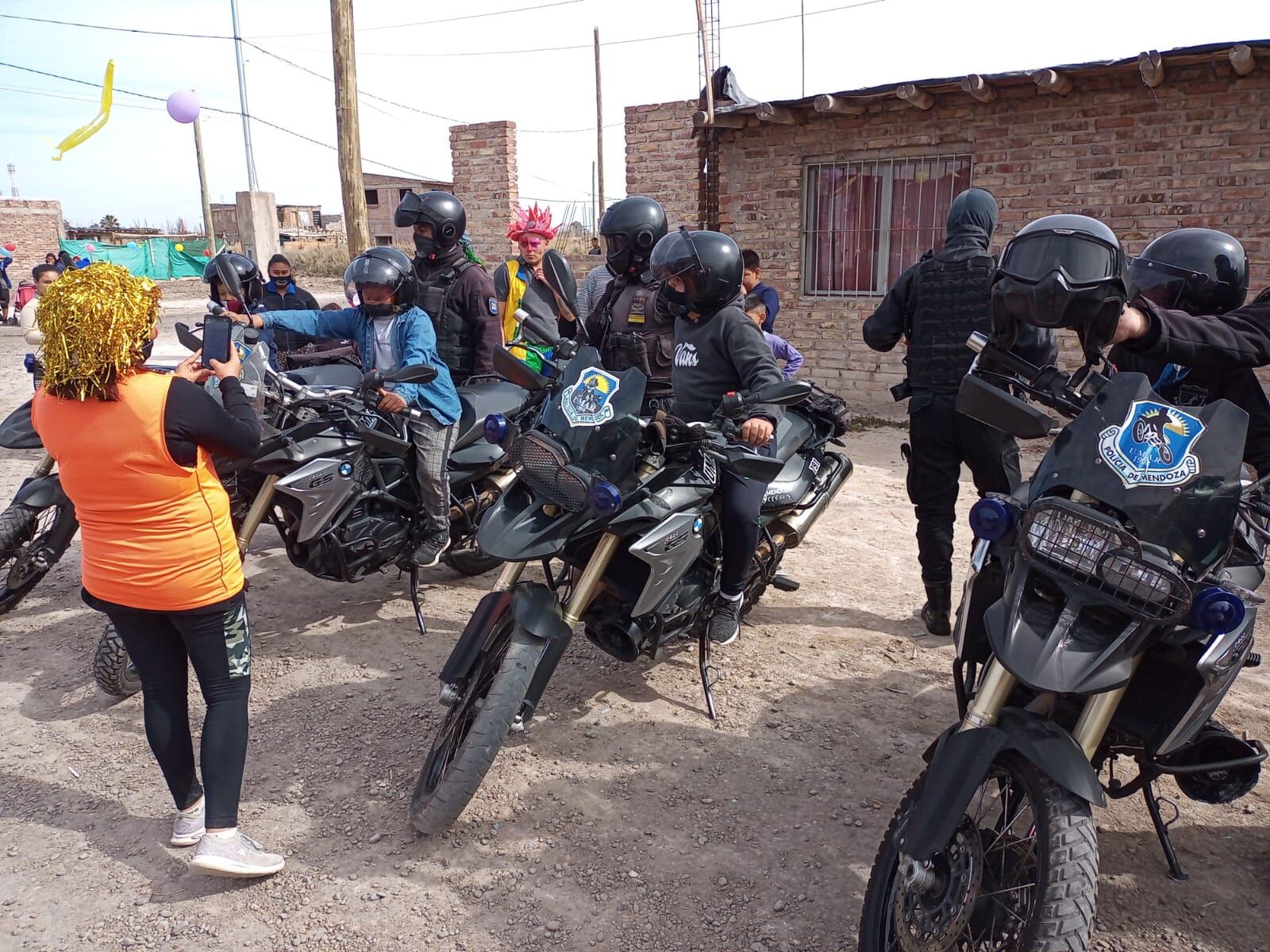 Efectivos de la Unidad Motorizada de Acción Rápida participaron de un agasajo a los niños de la zona de Puente de Hierro, Los Corralitos.