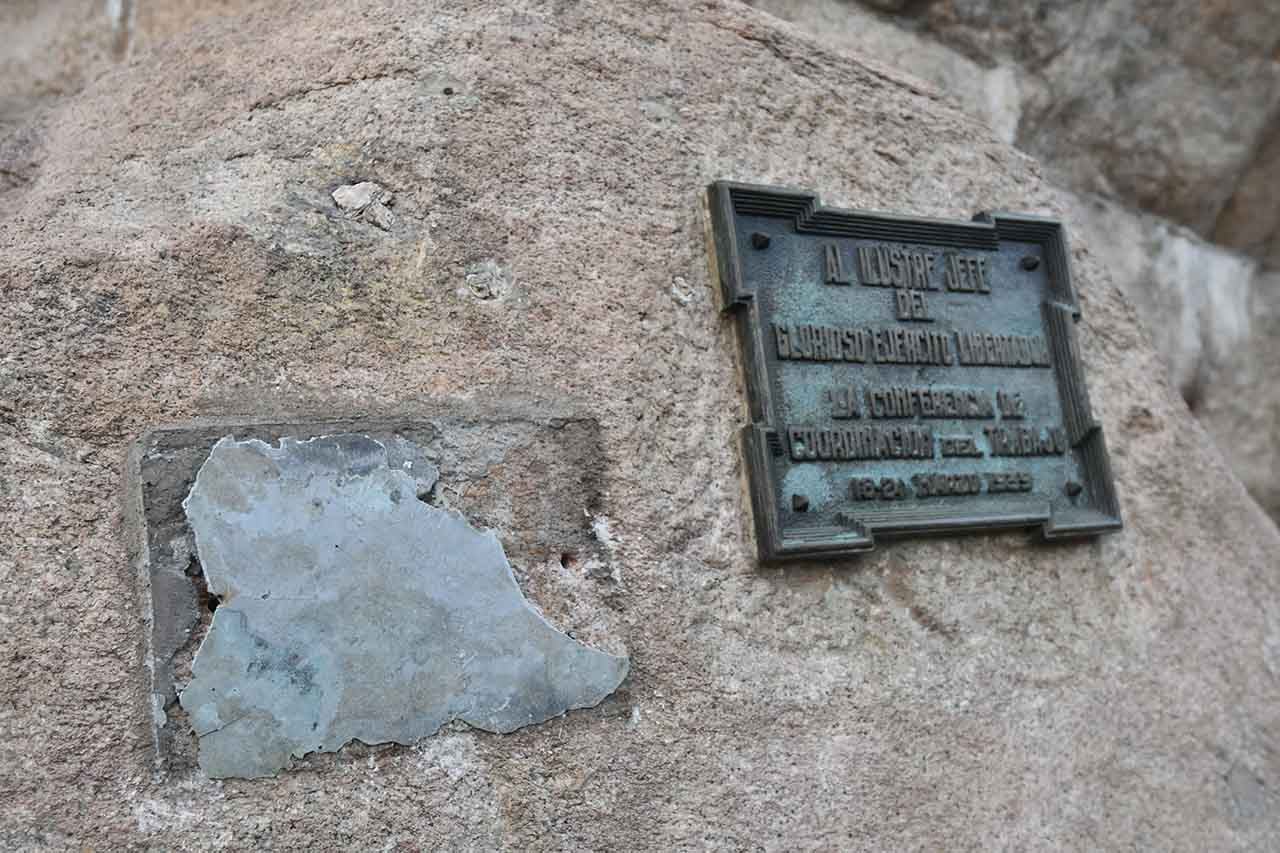 Roban placas en el monumento al General San Martín de plaza San Martín de Ciudad. | Foto: José Gutiérrez / Los Andes


