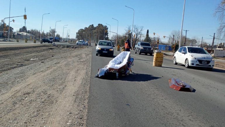 Un coche fúnebre perdió un ataúd con el cadáver en su interior.