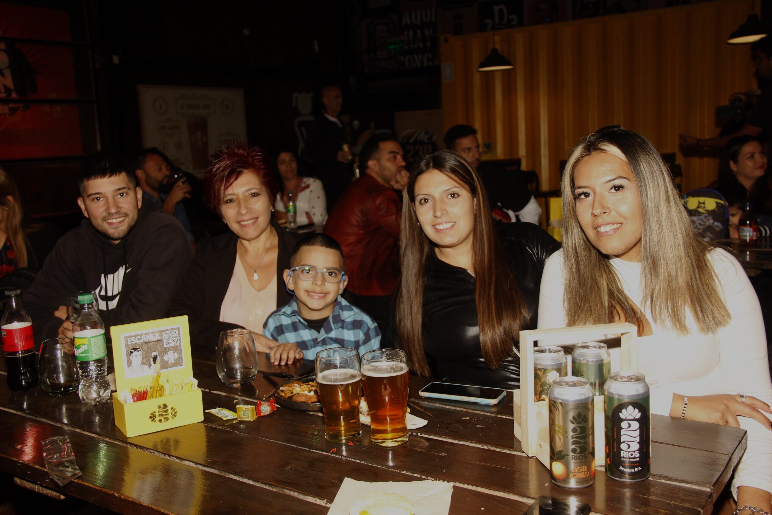 Mauro Velasco, Susana, Noruel, Nataly y Yamila Correa (coordinadora del plantel profesional). 