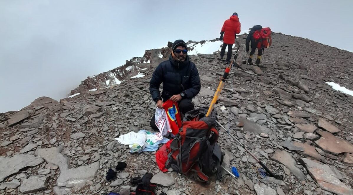 Diego Lizarraga logró transmitir por radio HF desde el Aconcagua tras 69 años.