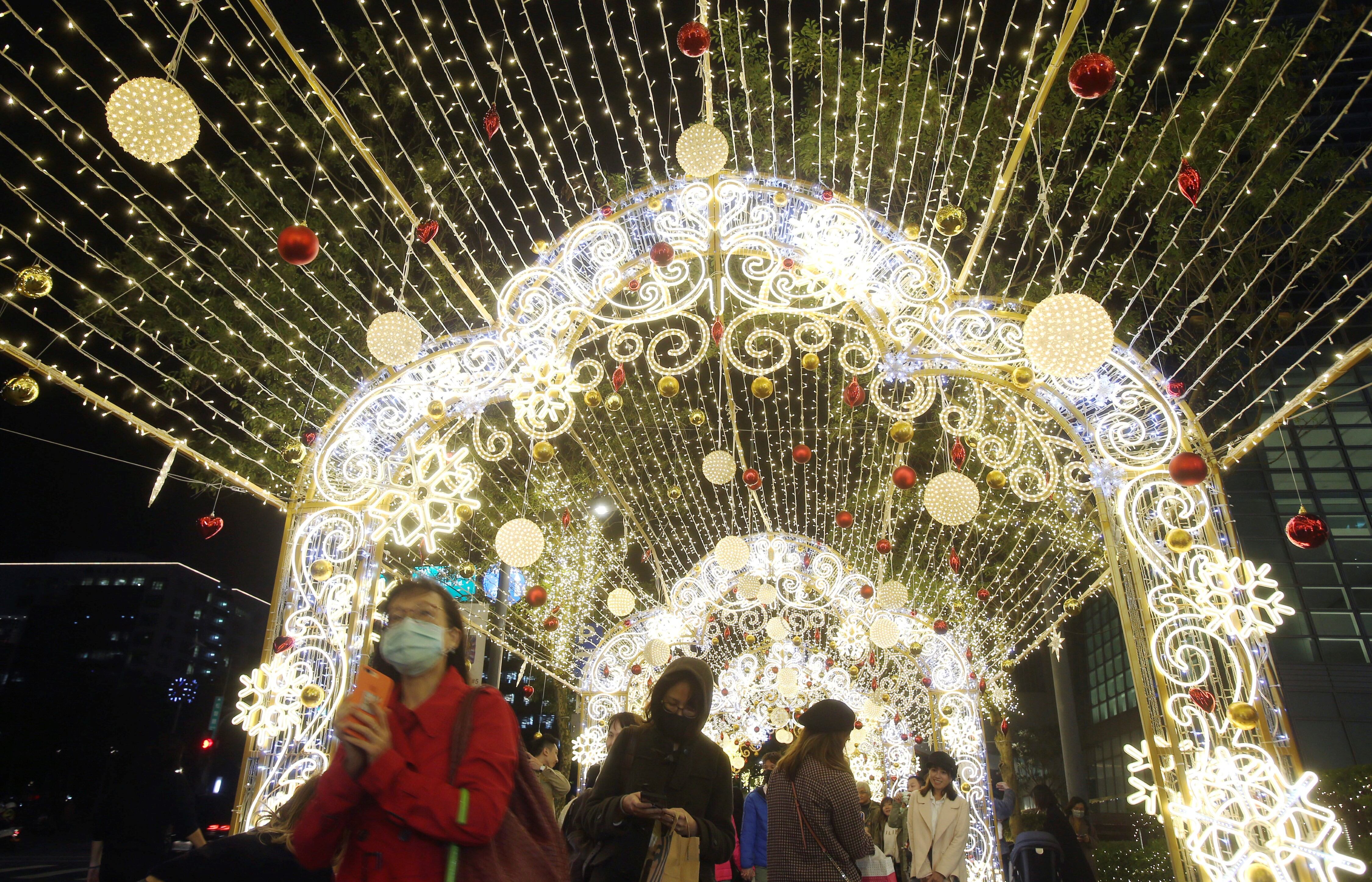 La gente pasa junto a las decoraciones navideñas en Taipei, Taiwán. 