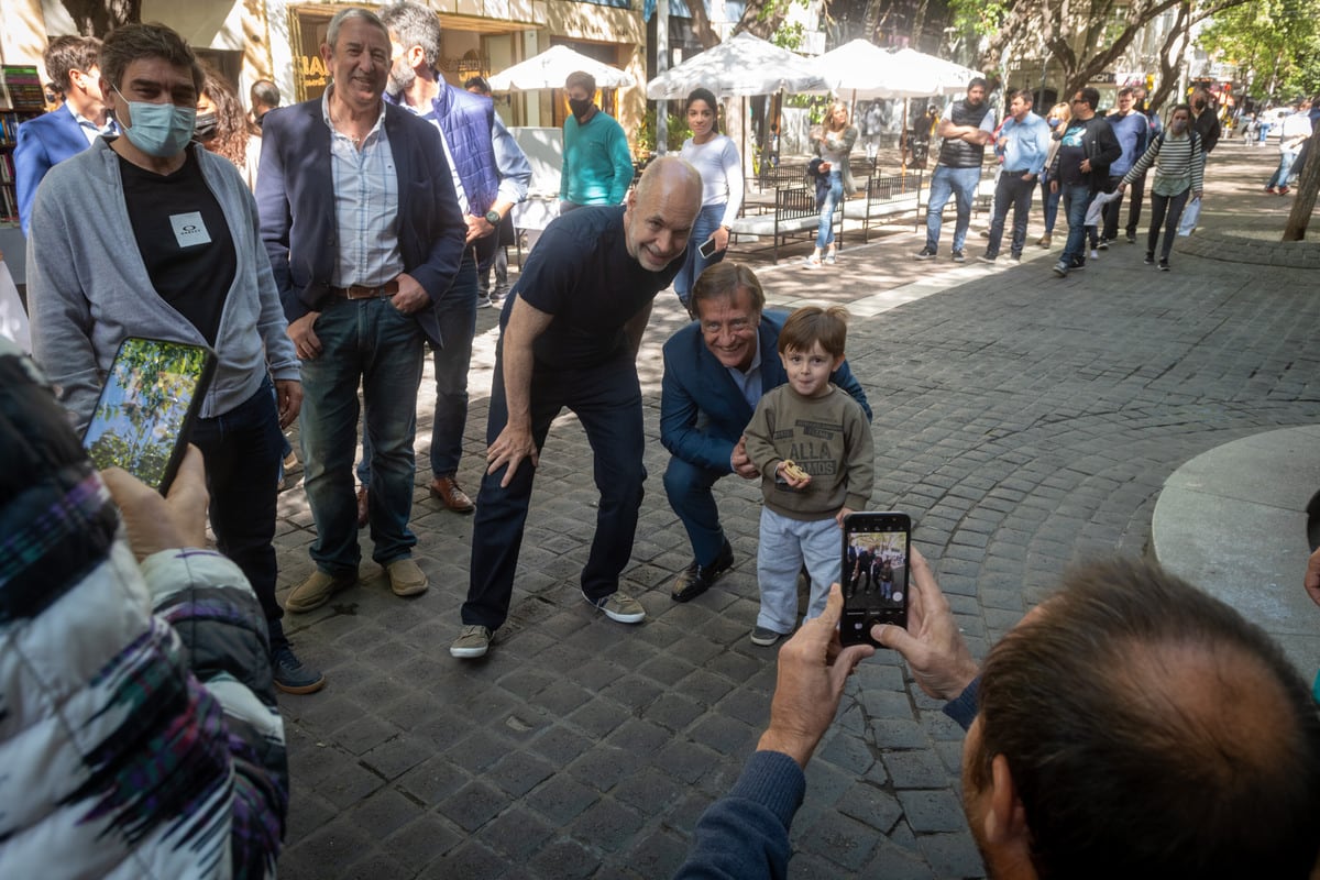 Horacio Rodriguez Larreta estuvo en Mendoza, camino por la Plaza Independencia y la Peatonal Sarmiento junto a Rodolfo Suarez y Ulpiano Suarez. Foto: Ignacio Blanco. 