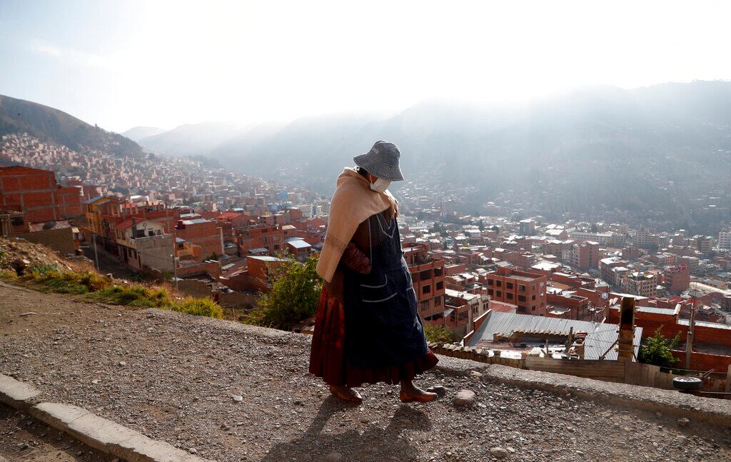 Una mujer camina en una calle antes de la apertura de las urnas en El Alto, Bolivia.