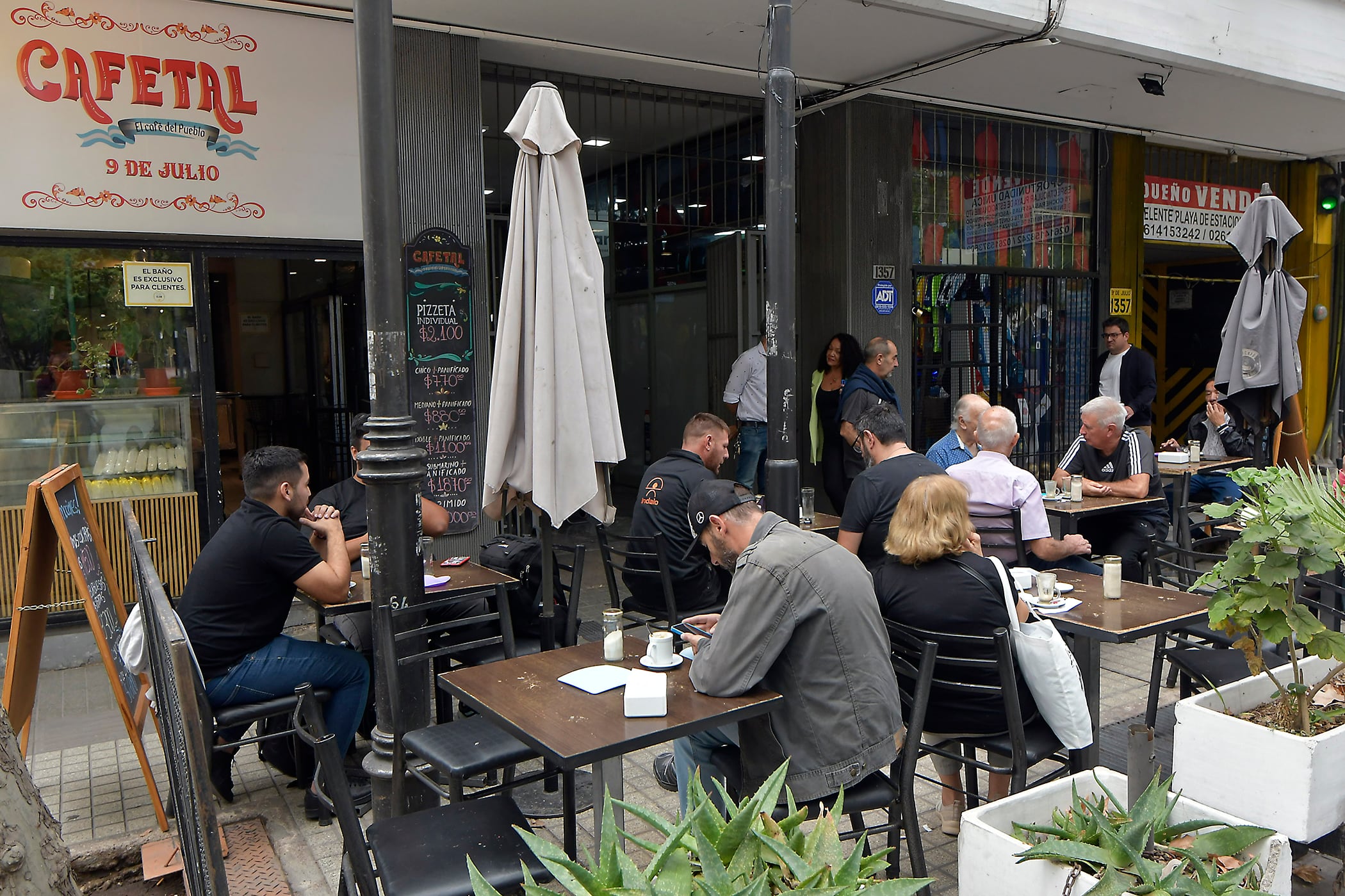 Trasladaron El Cafetal a 9 de julio y Necochea. El tradicional café dejó el local que ocupó los últimos 40 años. / Foto: Orlando Pelichotti./ Archivo Los Andes