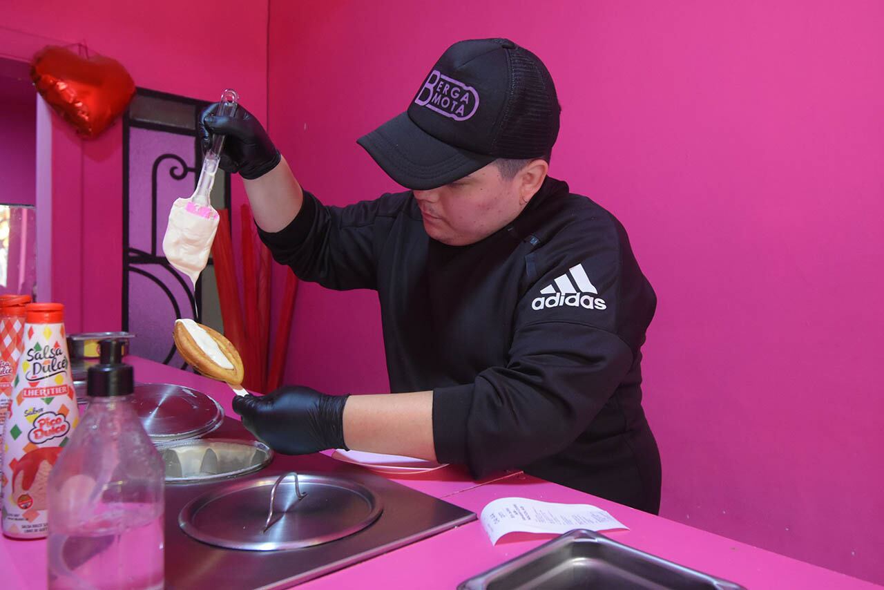 Pizzas y wafles con forma de pene, el original emprendimiento gastronómico que da que hablar en Mendoza. Foto: José Gutierrez / Los Andes.