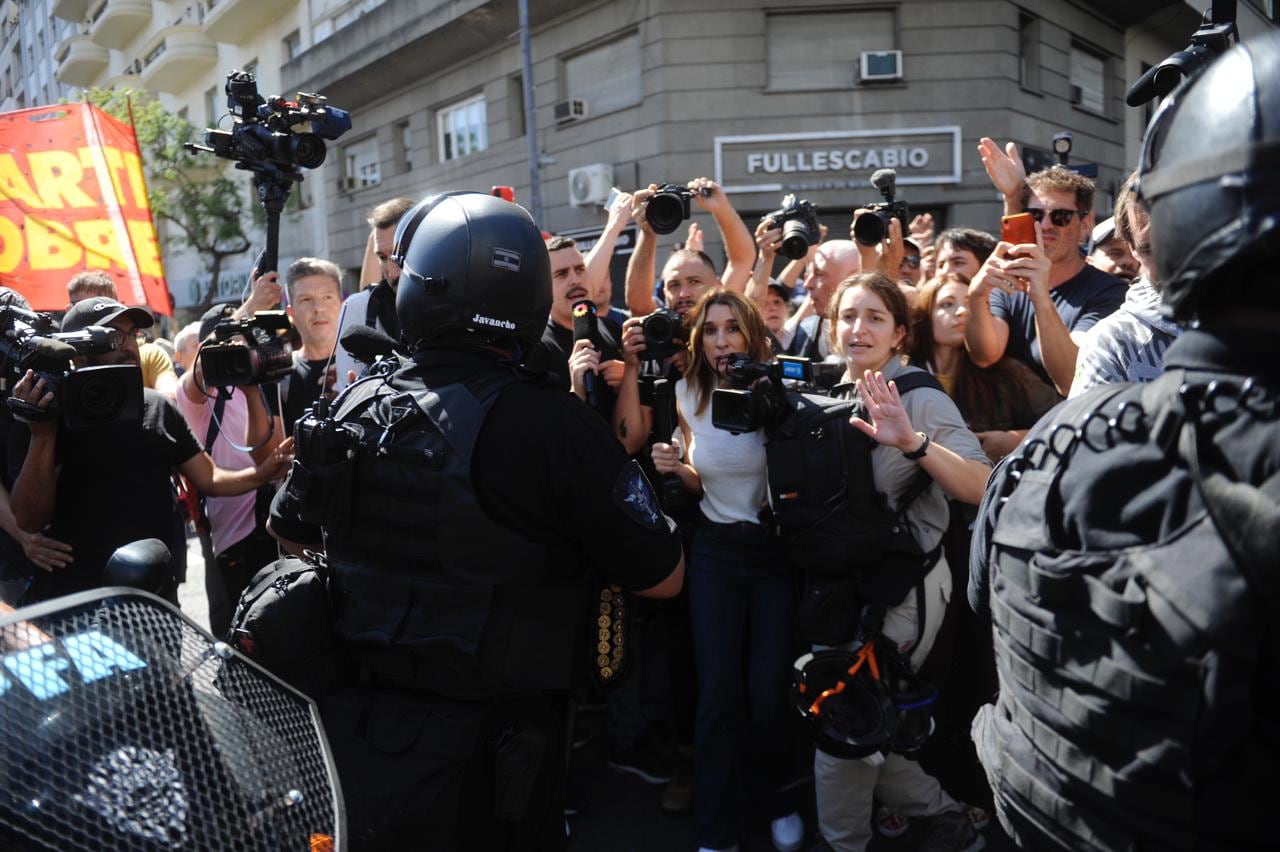 Organizaciones sociales y piqueteros en la Ciudad de Buenos Aires se manifestaron rodeados de la fuerzas de seguridad. Foto: Federico Lopez Claro