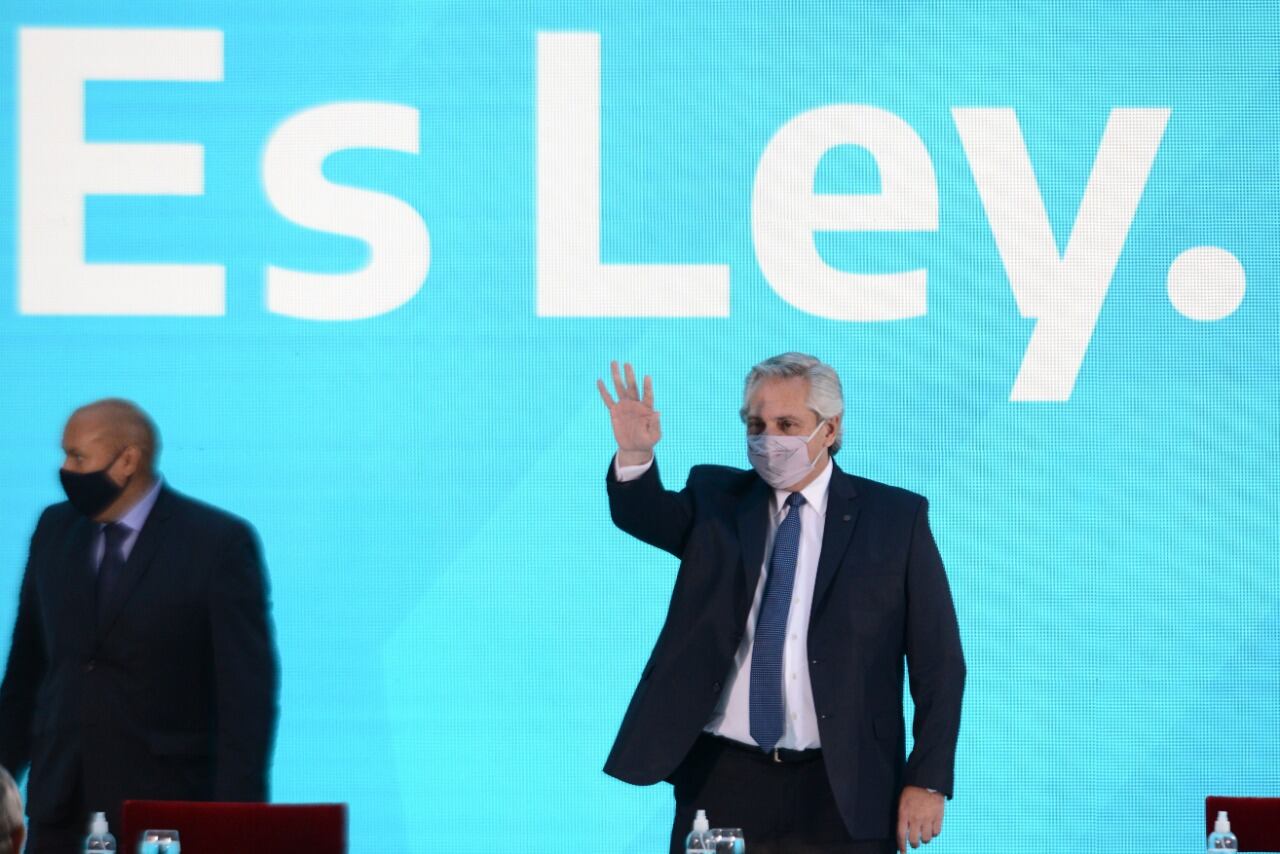 Con un acto en el Museo del Bicentenario, el presidente promulgó la ley de Interrupción Voluntaria del Embarazo (IVE). (Foto: Clarín)