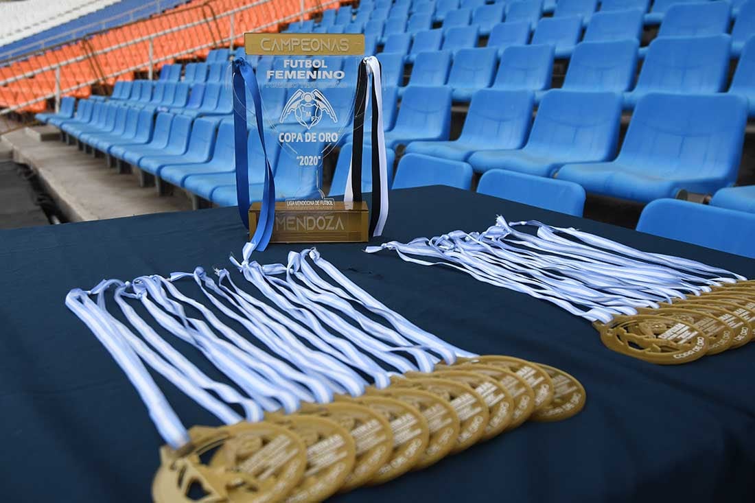 Las medallas y la copa para el equipo Subcampeón